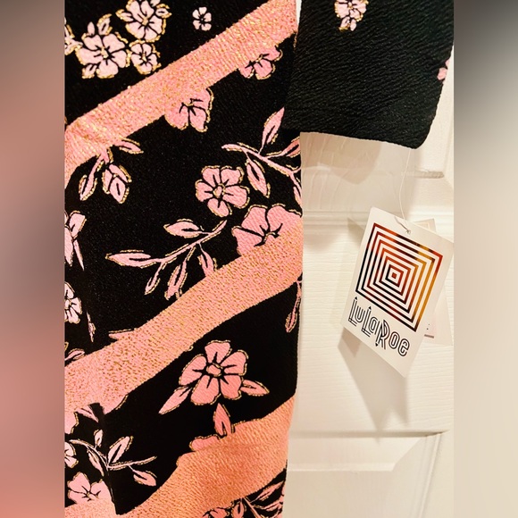 LULAROE DEBBIE DRESS BLACK & BARBIE PINK ROSES & CHEVRON PRINT SIZE XS - Picture 4 of 14